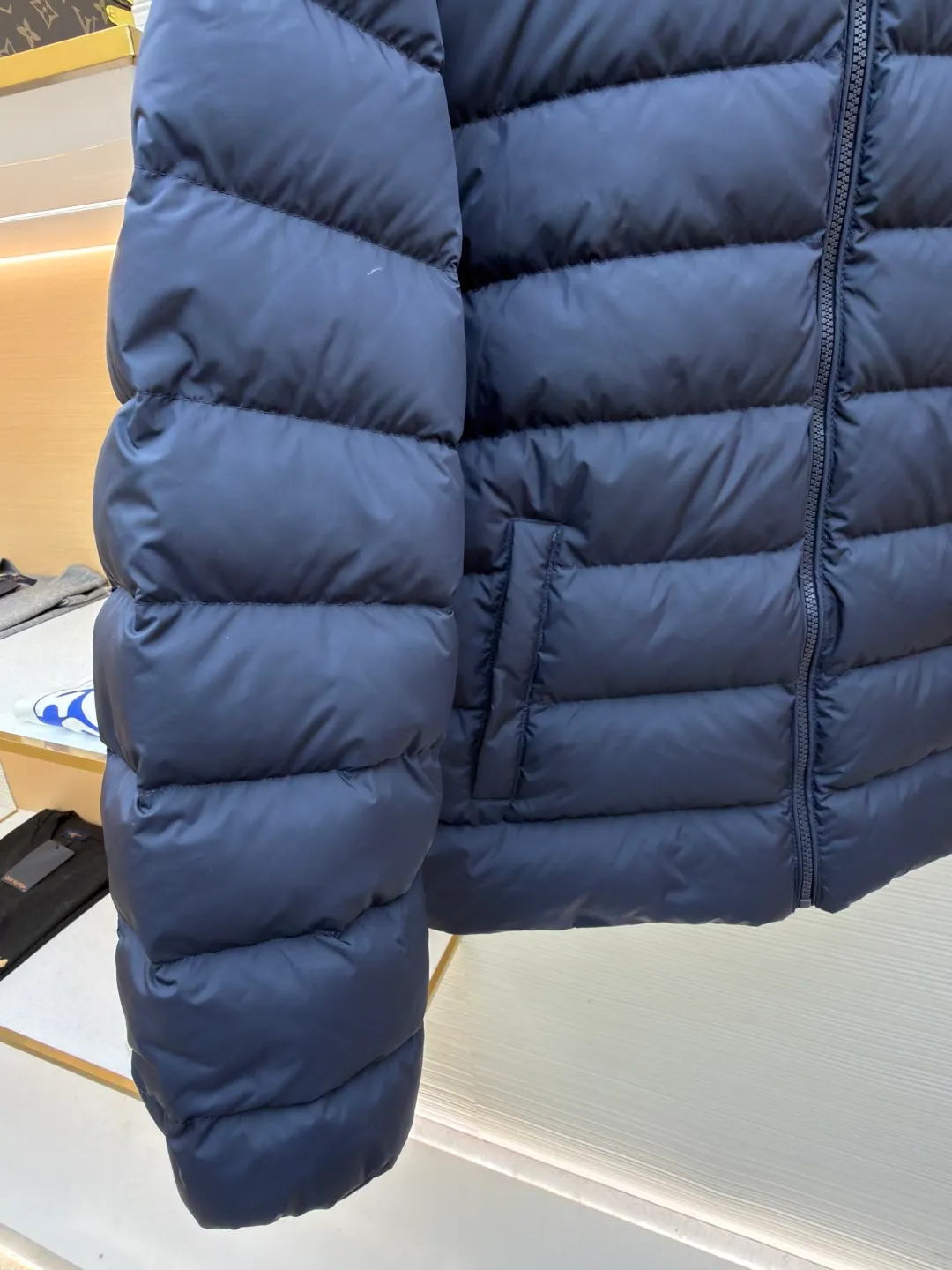 Ralph Lauren Ralph Lauren embroidered rib down jacket ●Original version: purchased and developed at 3340 ●Item number: 1682293-D15 ●Fabric: white duck down fabric ●Technology: mechanical down filling ●Color: navy blue ●Version: fitted version ●Weight: about 595 grams ●Size: S-M-L-XL ●Description: Nylon fabric has good windproof and waterproof properties, and can effectively block the intrusion of wind and rain from the outside Keeps the inside dry and suitable for wearing in humid or rainy conditions. The red label on the chest is made with an imported MECLO embroidery machine. The original pattern is scanned first, and then high-quality silk thread is used to make a pattern. The density effect is adjusted by continuous pattern making. The zipper design is simple and elegant. It is easy to operate; the closing design of the cuffs and hem effectively prevents cold wind from invading, improving the warmth and comfort of wearing. It uses 90 white duck down with a weight of 260g to ensure excellent thermal insulation performance. After the velvet has been strictly screened and processed, it is not easy to drill into the velvet, ensuring durability. The overall wiring is straight and delicate, the fabric is comfortable and soft, and the color is consistent without color difference. It can be matched with the same style to create a fashionable look and control various occasions. Customized accessories, complete with three standards, same style for men and women!